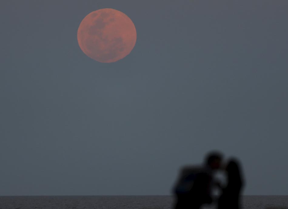 2015-09-28T013602Z_1123141699_GF10000224519_RTRMADP_3_LUNAR-ECLIPSE-SUPERMOON