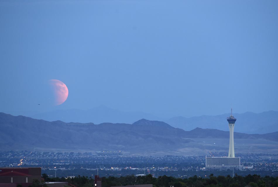 2015-09-28T025358Z_2023721874_GF10000224554_RTRMADP_3_LUNAR-ECLIPSE-SUPERMOON