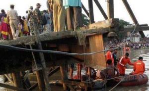 印度一艘超载渡轮翻船，200多名乘客中绝大多数失踪