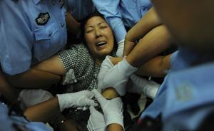 南京虐童案庭审｜被告人用头撞墙欲自杀，法院当庭对其逮捕