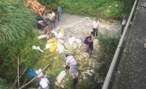 浙江一货车高速上出事故30多吨大米散落，村民开铲车抢米