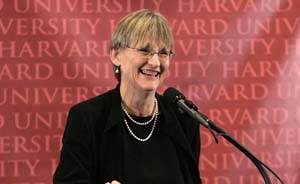 哈佛首位女校长毕业典礼上演讲：我们欠世界些许答案