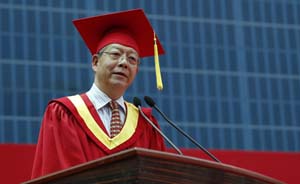 复旦校长杨玉良毕业典礼上呼吁学生“守护自由理性”