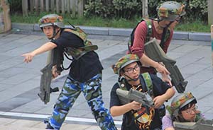上海一高校军训首设“反恐”演练，将组反恐队与士兵对抗