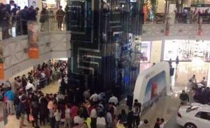 上海宝山万达电梯五楼跌落系谣传，实为出故障困住乘客一小时