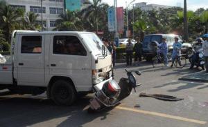 上海一大型车辆撞电瓶车2名男子死亡，警方正追捕逃逸司机