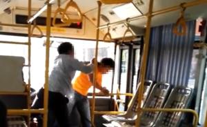 上海一公交司机与小车驾驶员车上互殴，公交车仍在开行