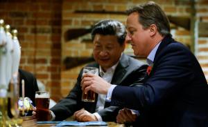 直击|习近平访英国首相乡间别墅，酒吧尝炸鱼薯条，共饮啤酒