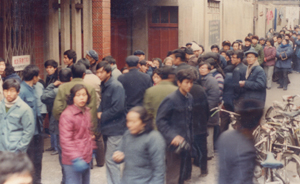 “小百花”寻觅30年前上海戏迷，照片中的排队人你在哪