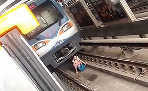 孕妇晕坠北京地铁站台司机忙刹车，乘客批屏蔽门安装使用