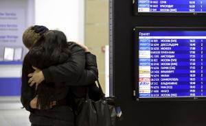 直击| 俄坠毁客机家属聚集圣彼得堡机场，相拥哭泣等待结果