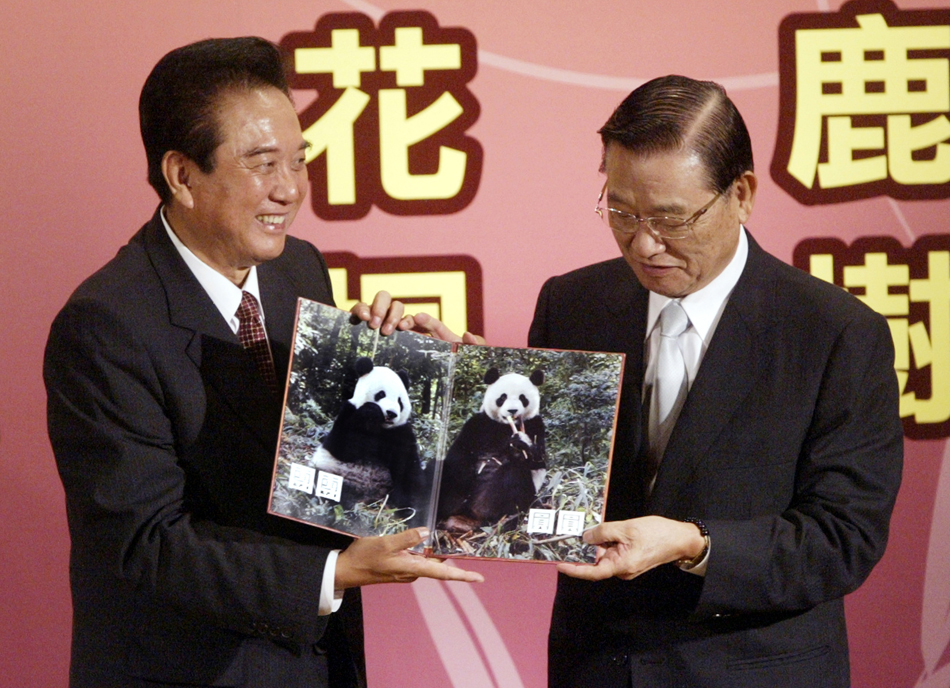10-2008年11月6日，海协会、海基会在台北举行记者会，宣布两岸互赠大熊猫、珙桐树与长鬃山羊、梅花鹿CFP449084371