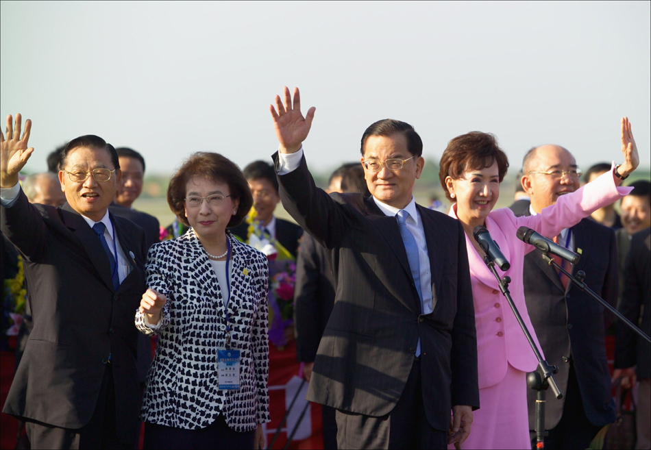 5-2005年4月26日，中国国民党主席连战率领的国民党大陆访问团一行60人抵达南京CFP449076816