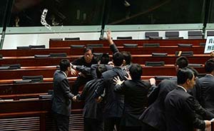 香港反对派议员黄毓民被拘捕，两天前“杯袭”特首梁振英