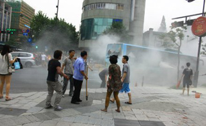 杭州公交纵火嫌疑人将可燃物藏在座位下，一小时后倾倒点燃
