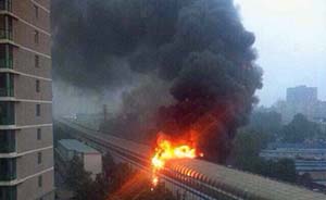 北京地铁13号线起火冒烟，系高架桥线路外一仓库着火引燃