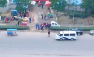 江苏徐州一男子财政局门前当街被砍，两嫌犯乘面包车逃离