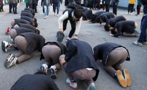 直击|韩国高考开考，学弟学妹列队跪地为考生祈福加油