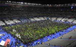 恐怖袭击后，法国球迷退场集体高唱《马赛曲》