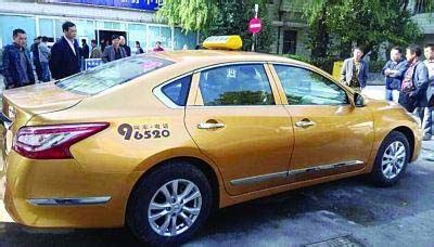 南京紧急决定万余出租车统一“刷黄”，未经公示遭质疑