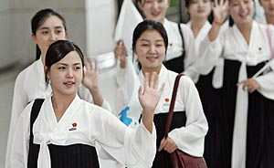 朝鲜赴韩亚运啦啦队：年轻貌美思想过关，“第一夫人”带队