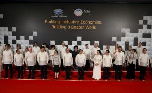 APEC领导人拍全家福，习近平穿菲国服“巴隆他加禄”亮相