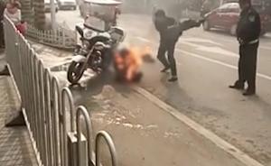 曝咸阳“摩的”被扣司机自焚，警方：遇检时司机掏汽油瓶点燃