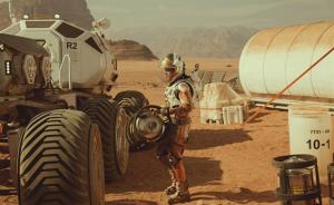 《火星救援》中马特达蒙把核电池放在身后取暖，安全吗？