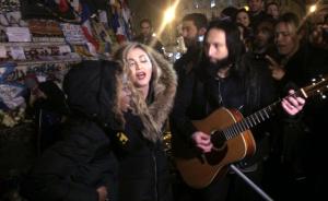 麦当娜法国共和国广场即兴献唱，纪念巴黎恐袭死难者