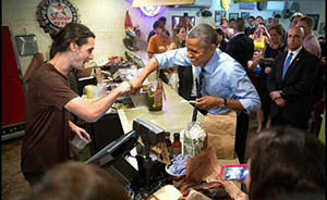 奥巴马吃烧烤玩“加塞儿”，帮人埋单遭“痛宰”