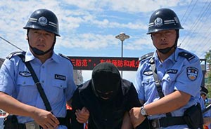 陕西一退役特警抢劫强奸妇女被抓，部分同事不信其作案堵警车