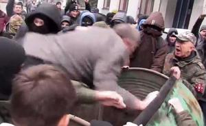 乌克兰一官员被指滥用职权，民众拳打脚踢将他扔进垃圾桶