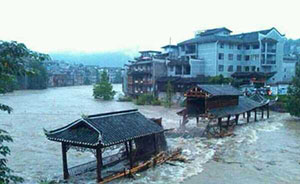 凤凰古城被淹：暴雨引发超历史洪水，紧急转移5万人