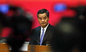 梁振英提交政改报告，香港政制发展“五步曲”迈出第一步