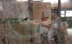 上海地铁1号线一人疑醉酒敲碎车窗引慌乱，警方正全力追捕