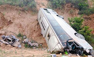 陕西一客车坠崖35人死亡，3名运管人员因滥用职权获刑