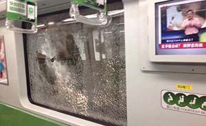 男子在上海地铁1号线砸碎车窗被抓获，具体案情尚在调查