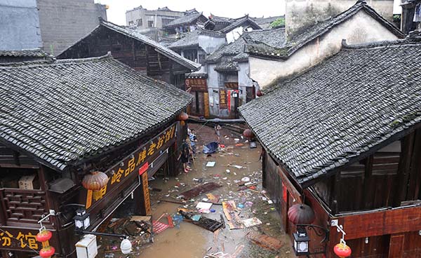 凤凰“三百年一遇”暴雨被指也是人祸：规划差乱开发加重灾情