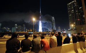 直击|烟花未起，浓烟先至：迪拜民众在着火高楼旁赏跨年烟火