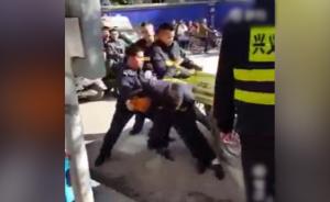 贵州兴义一男子被城管袋子套头追打引发围拍，官方向市民致歉
