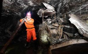 山东平邑石膏矿坍塌救援打通新钻孔，被困人员成功取走物资