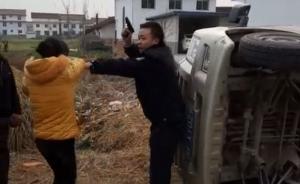 陕西城管拔树与村民冲突一面包车被掀翻，民警处警拔枪解围
