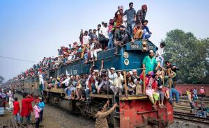 直击|孟加拉国穆斯林大会返乡现场：贫苦信众“开挂”扒火车