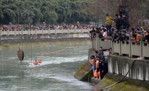 直击|成都出租车坠河：冬泳队义务打捞，近千人“墙式”围观