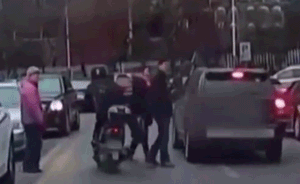 波兰籍男子一脚踹倒横穿马路女子，警方：行政拘留3天