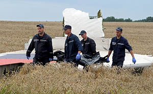 MH17坠机现场遭破坏，亲俄派被指“抢走”38具尸体