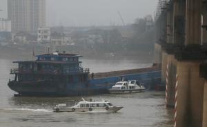 湖南一运砂船撞上湘潭沪昆线铁路桥，肇事船长船员已被控制