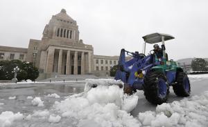 日本遭暴雪袭击200余人受伤，东京城区罕见积雪6厘米