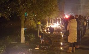 江西男子驾车冲撞人群已致4死18伤，数百群众寒夜现场悼念