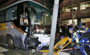 日本东京一旅游大巴撞上红绿灯杆，致24人受伤